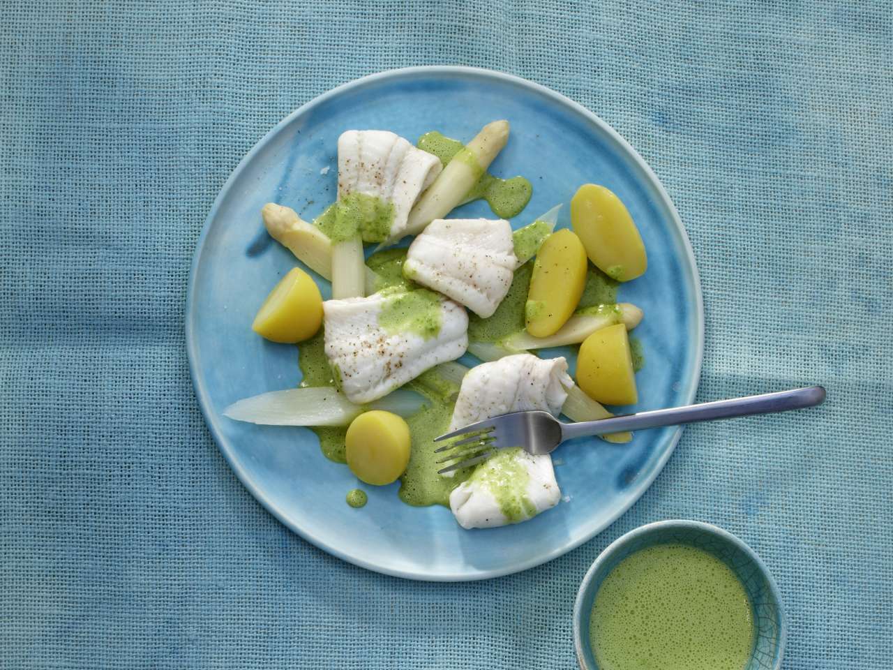 Rezept: Schollenröllchen & Spargel mit Bärlauchsauce