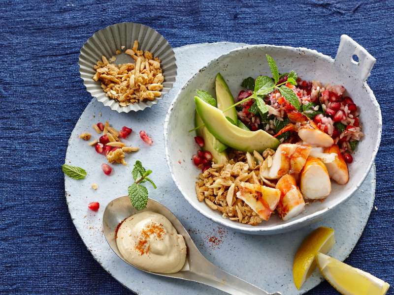 Bowl mit Garnelen, Avocado & Hummus Bowl mit Garnelen, Avocado & Hummus