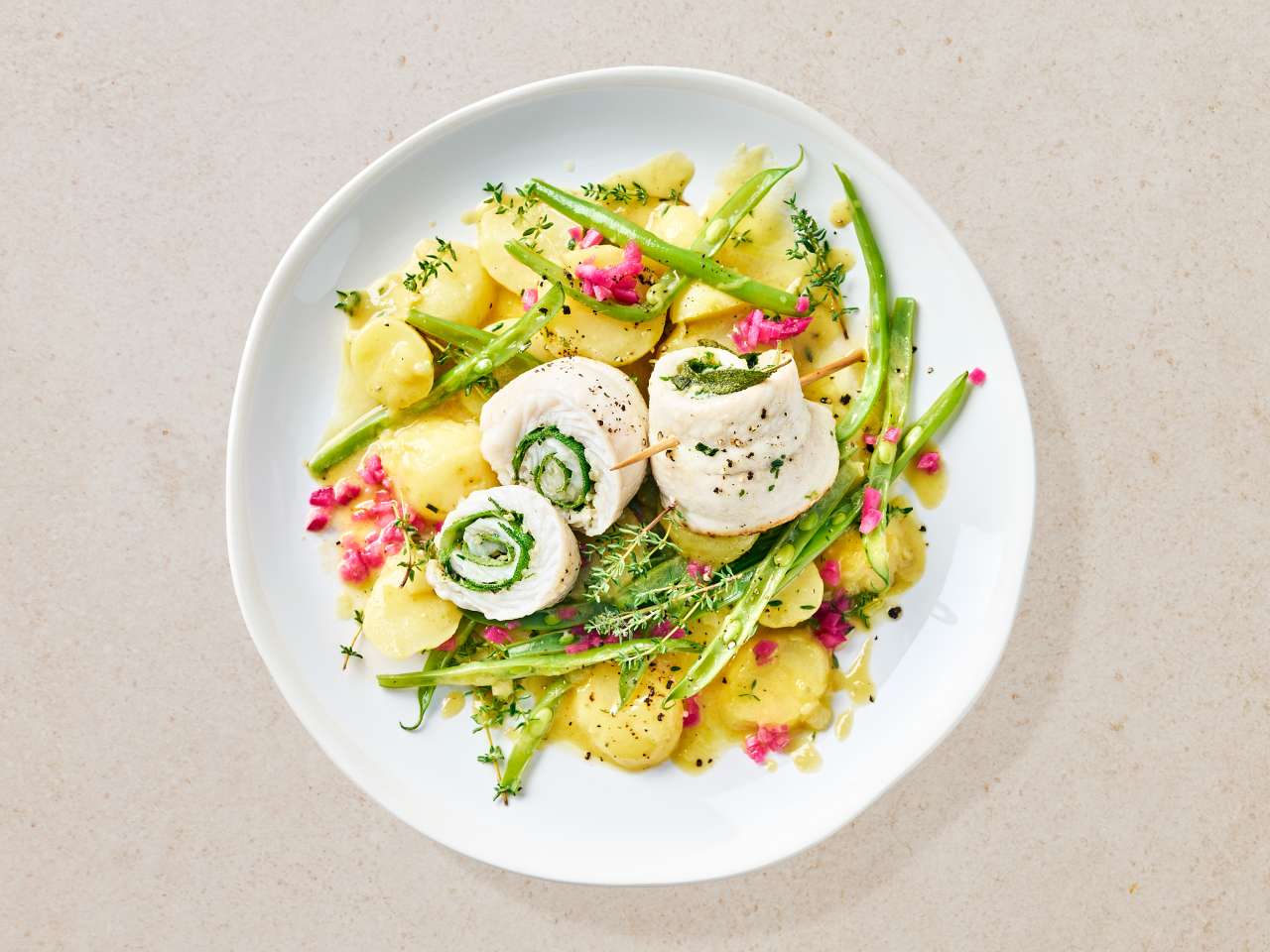 Rezept: Schollenfilet-Röllchen auf Kartoffel-Bohnensalat