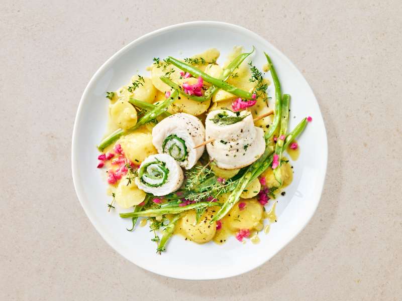 Schollenfilet-Röllchen auf Kartoffel-Bohnensalat