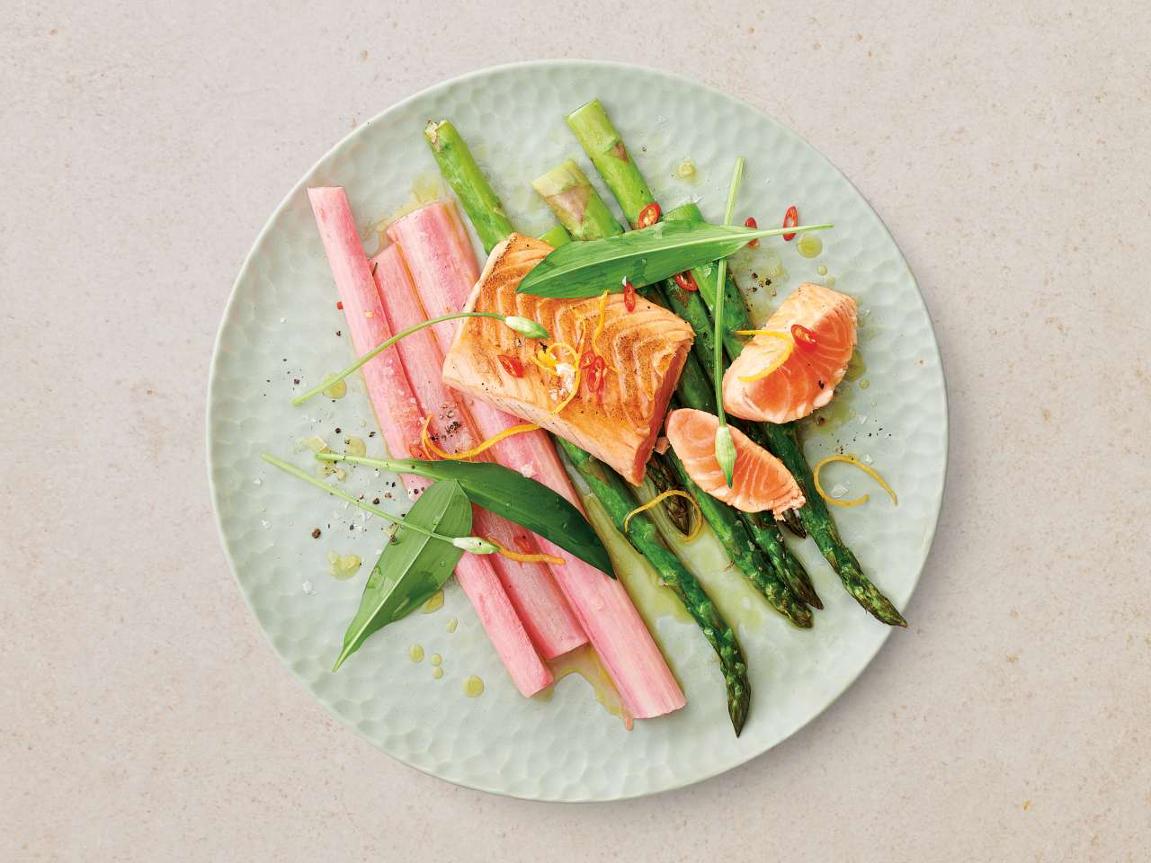 Rezept: Lachs mit Rhabarber & Spargel