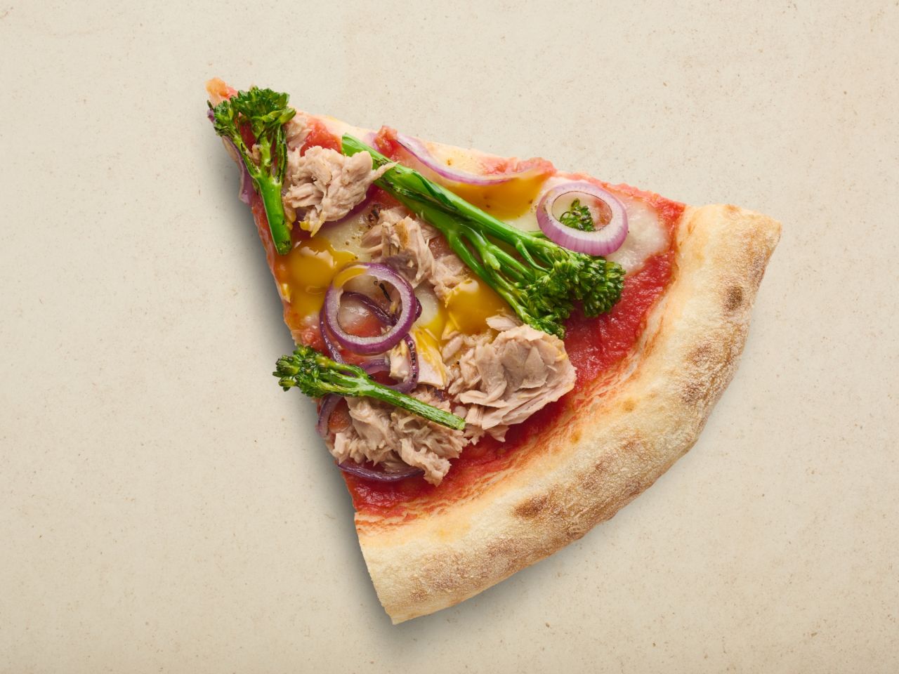 Freda Steinofen Pizza »Spicy Tuna« mit Thunfisch, wildem Brokkoli & Mango-Dip Freda Steinofen Pizza »Spicy Tuna« mit Thunfisch, wildem Brokkoli & Mango-Dip