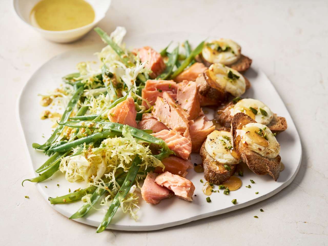 Stremellachs mit Ziegenkäse-Crostini und Bohnensalat Stremellachs mit Ziegenkäse-Crostini und Bohnensalat