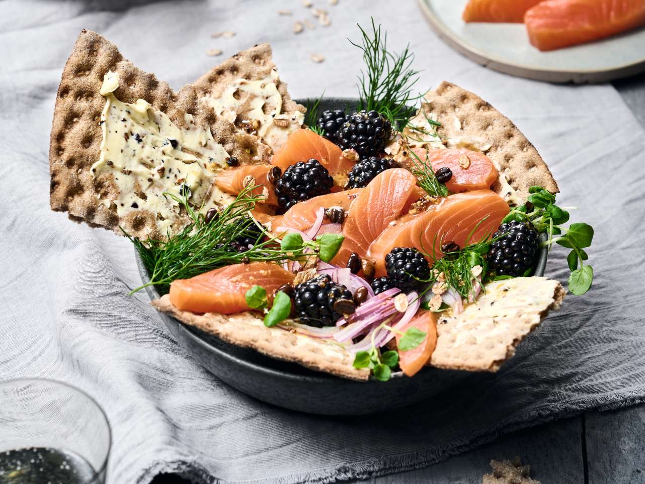 Knäckebrot mit IKARIMI-Lachs und Wacholderbutter Knäckebrot mit IKARIMI-Lachs und Wacholderbutter