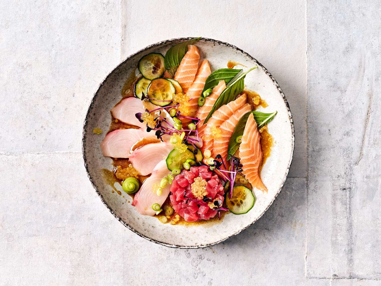 Sashimi von Lachs, Thunfisch und Hamachi Sashimi von Lachs, Thunfisch und Hamachi