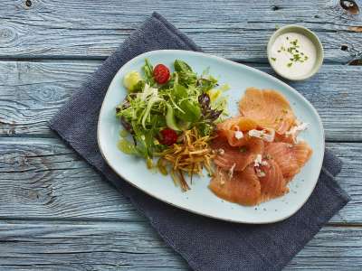 Frischer Salat mit Räucherlachs