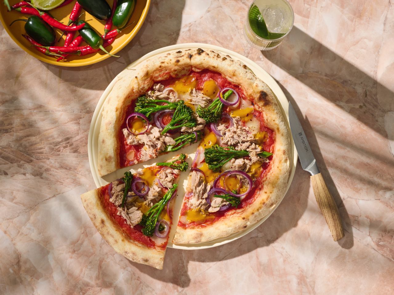 Freda Steinofen Pizza »Spicy Tuna« mit Thunfisch, wildem Brokkoli & Mango-Dip