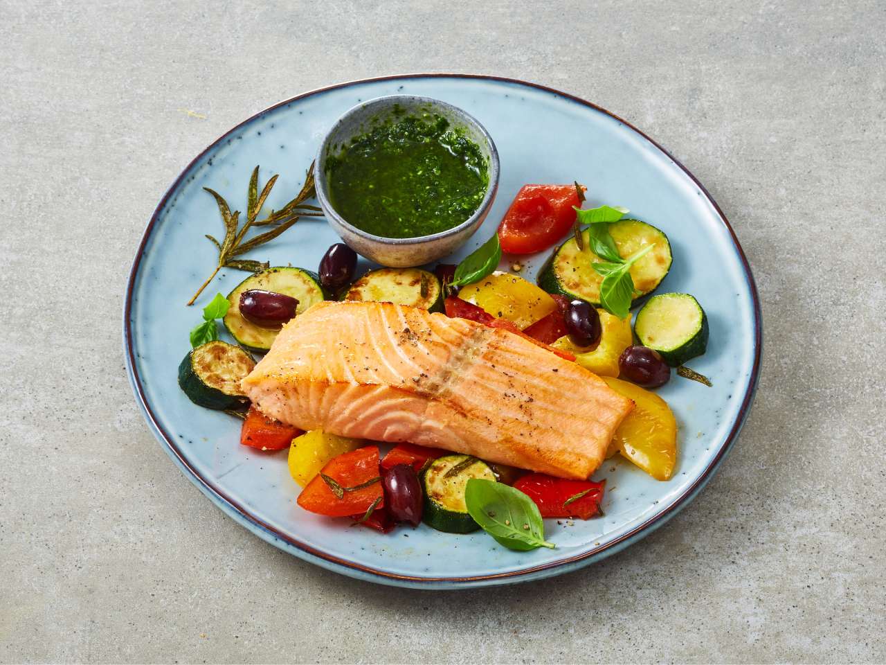 Rezept: Lachs aus dem Airfryer mit mediterranem Gemüse und Pesto