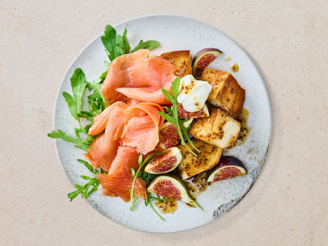 Räucherlachs an Butter-Briochewürfeln Räucherlachs an Butter-Briochewürfeln