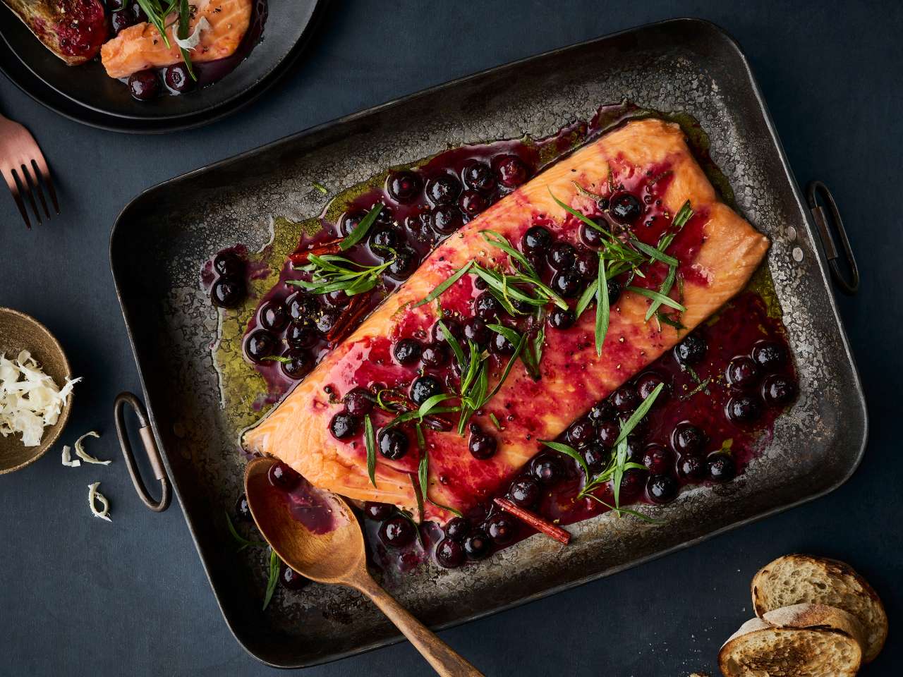Rezept: Ofenlachs mit Blaubeer-Wacholder-Sirup 