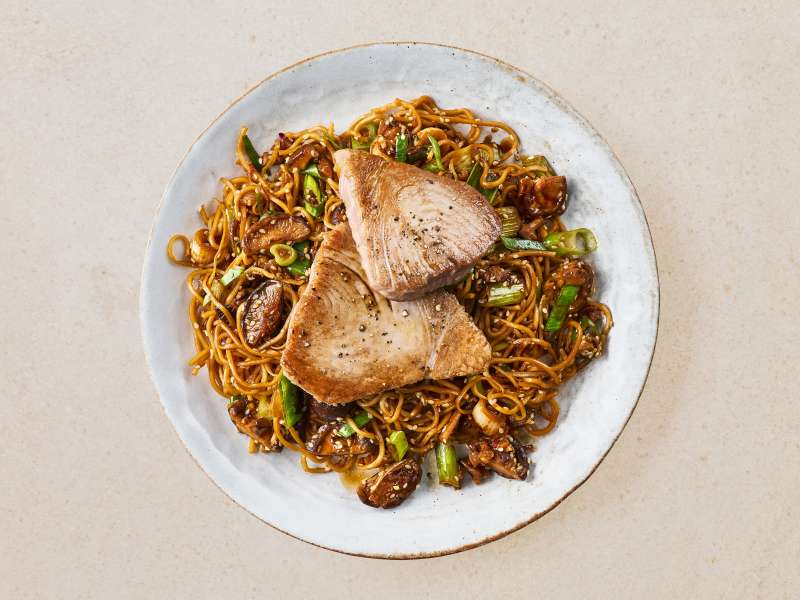 Thunfisch-Medallions mit Shiitake-Nudeln Thunfisch-Medallions mit Shiitake-Nudeln