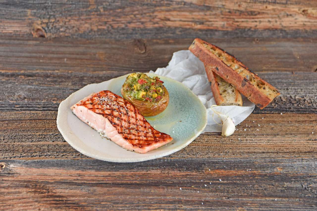 Rezept: Grilllachs mit gefüllten Pilzen