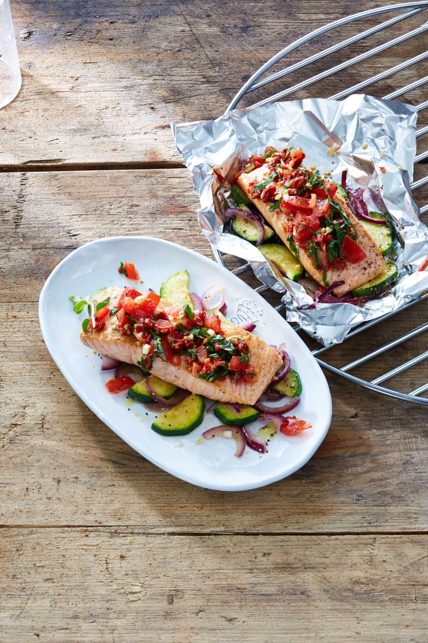 Rezept: Lachsfilet mit mediterranem Gemüse