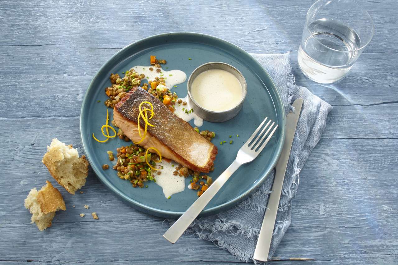 Rezept: Lachs mit Weißweinbutter & Honiglinsen