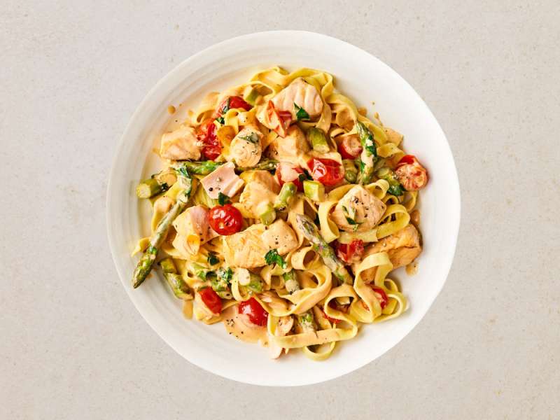 Pasta mit Lachs und Spargel in Sahnesauce