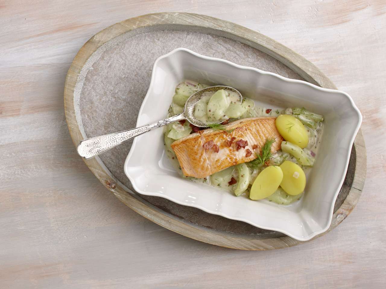 Rezept: Bio-Lachsfilets mit Schmorgurken & Speck Rezept: Bio-Lachsfilets mit Schmorgurken & Speck