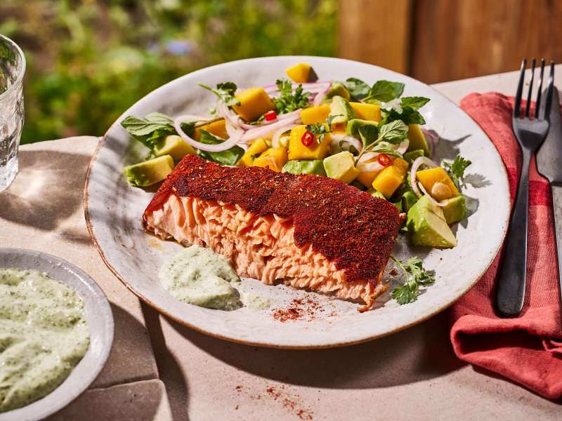 Plankenlachs mit Mango-Avocado-Salat