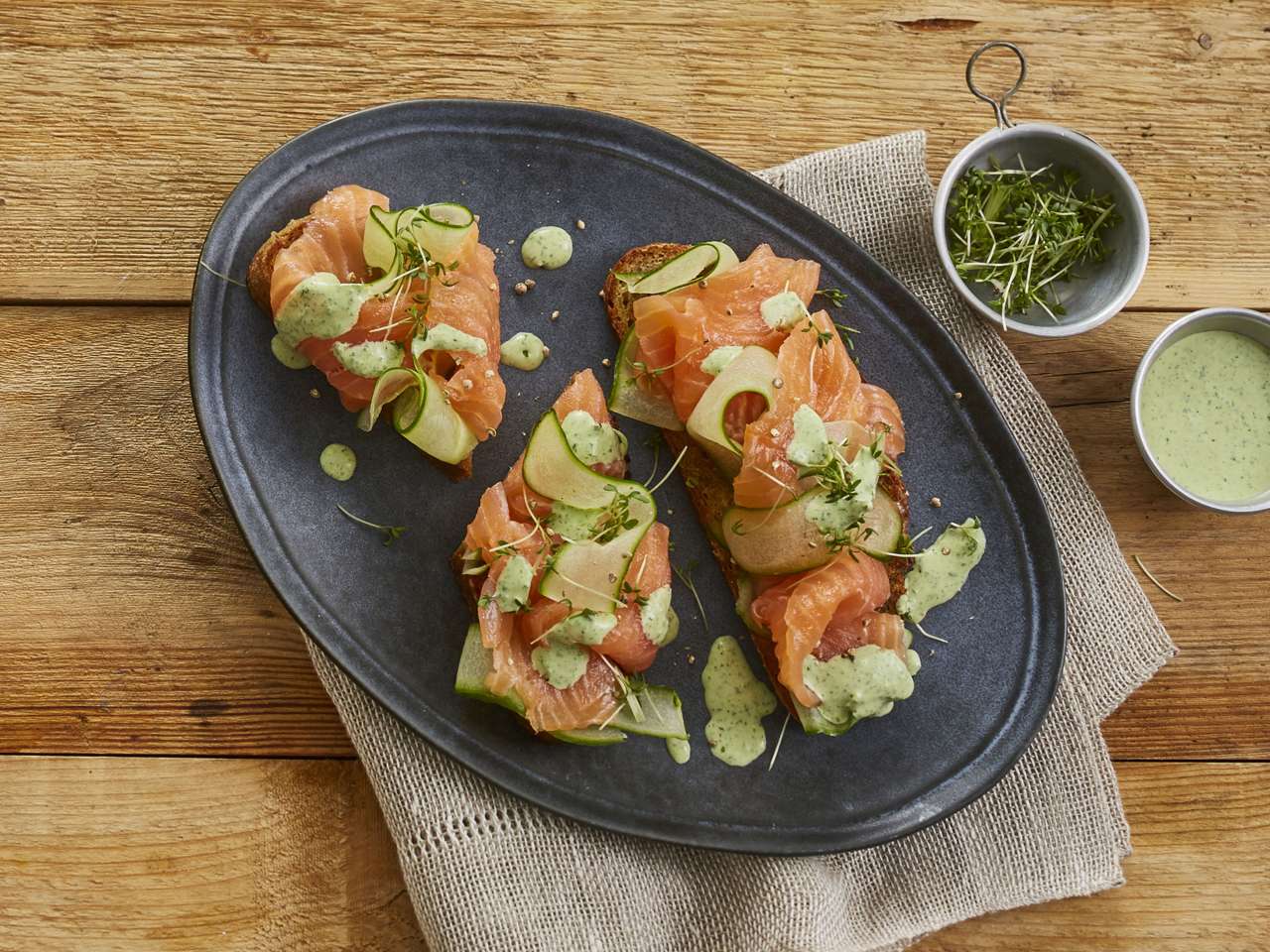 Rezept: Räucherlachs auf krossem Bauernbrot