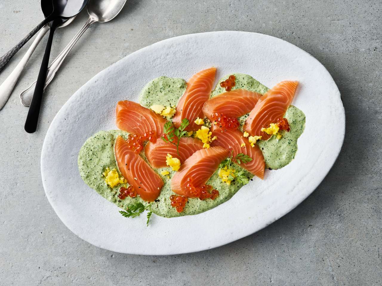 Geräucherte Lachsfilets mit Grüner Sauce