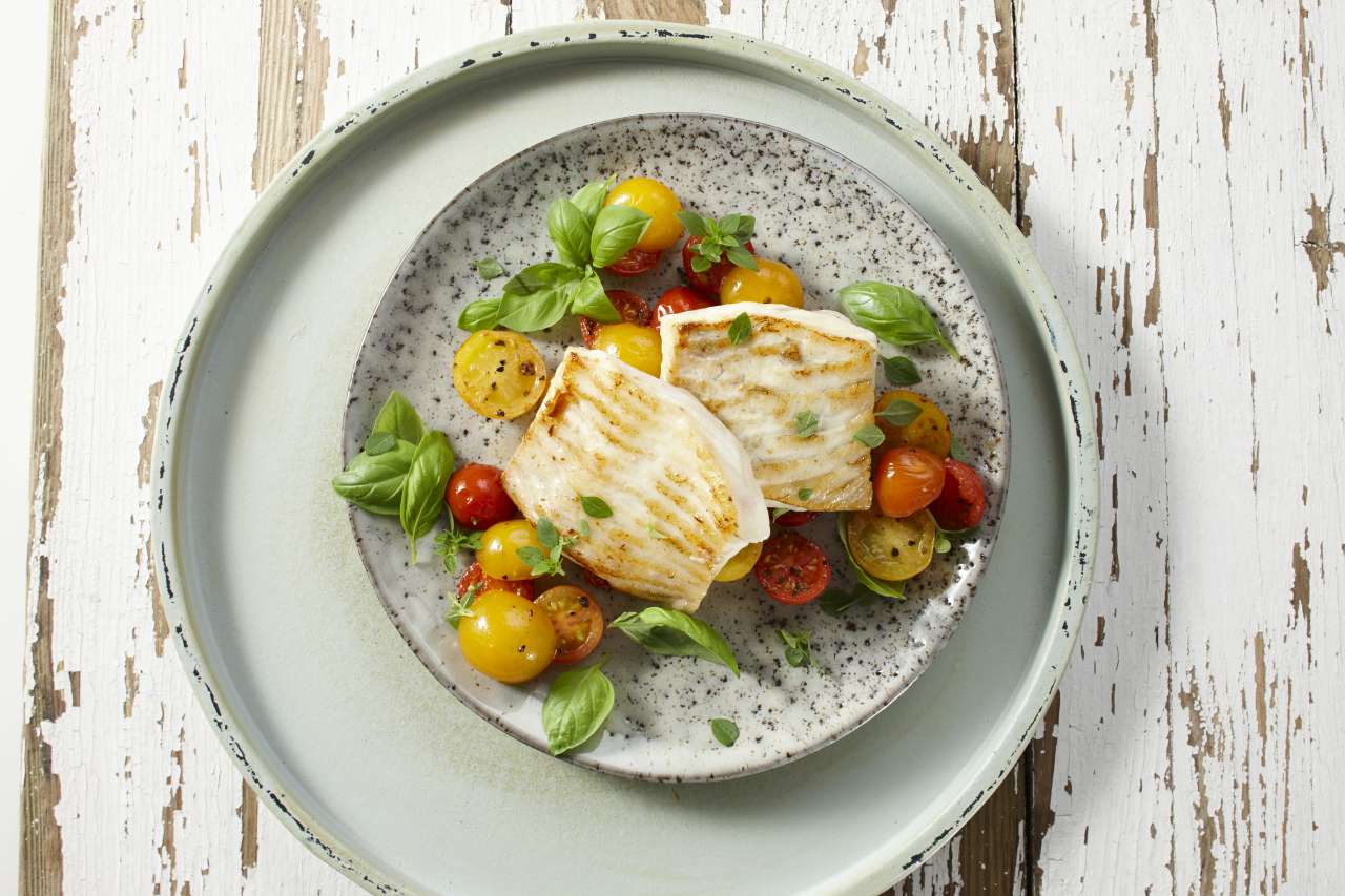 Steinbutt auf buntem Tomatensalat Steinbutt auf buntem Tomatensalat