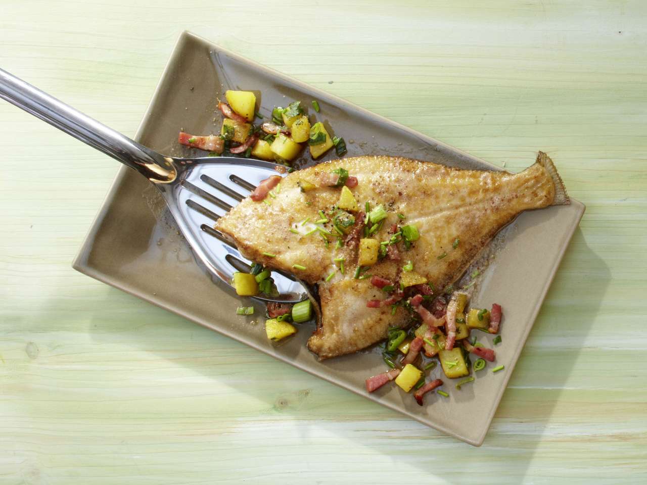 Rezept: Scholle mit Speckkartoffeln & Frühlingszwiebeln Rezept: Scholle mit Speckkartoffeln & Frühlingszwiebeln