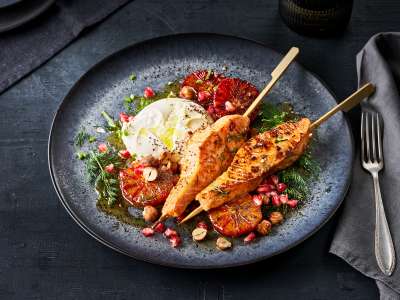 Lachs-Saté-Spieße mit Blutorangen und Burrata