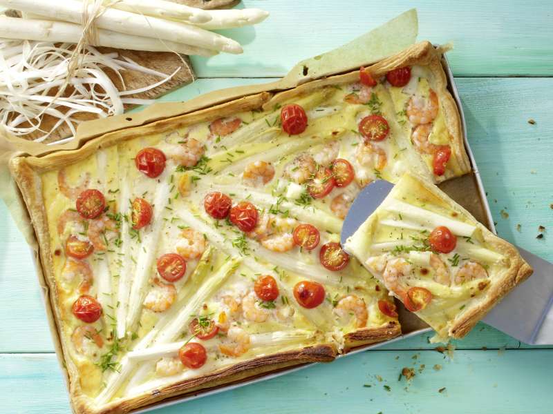 Blätterteigpizza mit Garnelen & Spargel