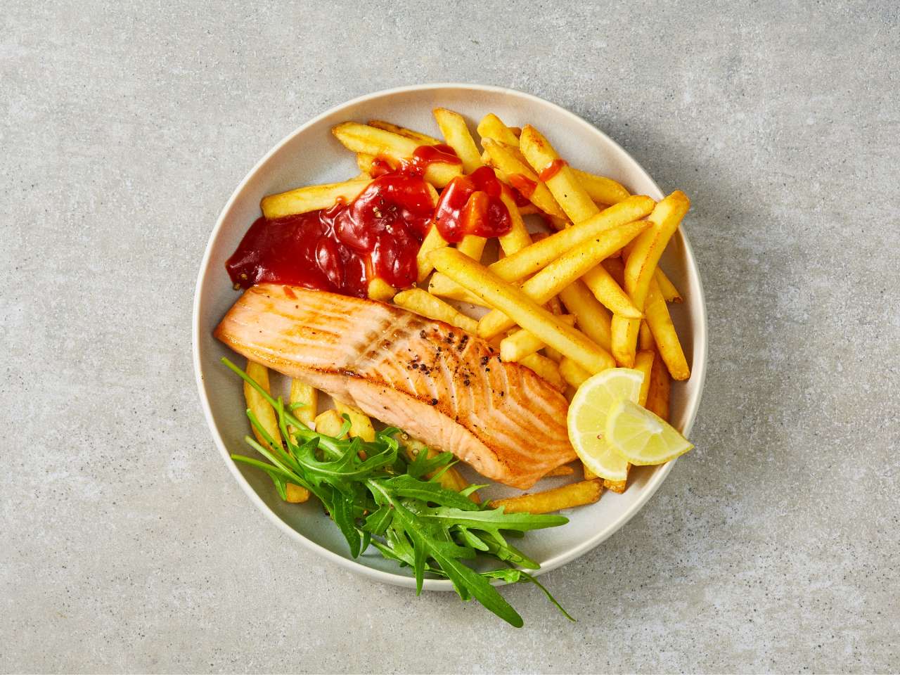 Rezept: Lachs aus dem Airfryer mit Pommes und spicy Ketchup