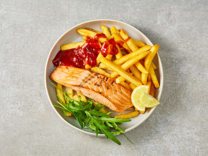 Lachs aus dem Airfryer mit Pommes und spicy Ketchup