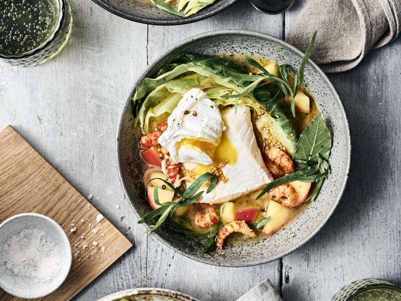 Kabeljaufilet mit Flusskrebsen und pochiertem Ei