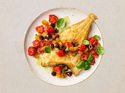 Scholle mit Tomaten, Oliven und Croutons Scholle mit Tomaten, Oliven und Croutons