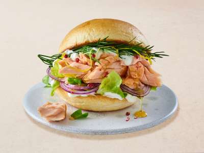 Pulled-Lachs-Burger mit Meerrettich-Rahm  Pulled-Lachs-Burger mit Meerrettich-Rahm