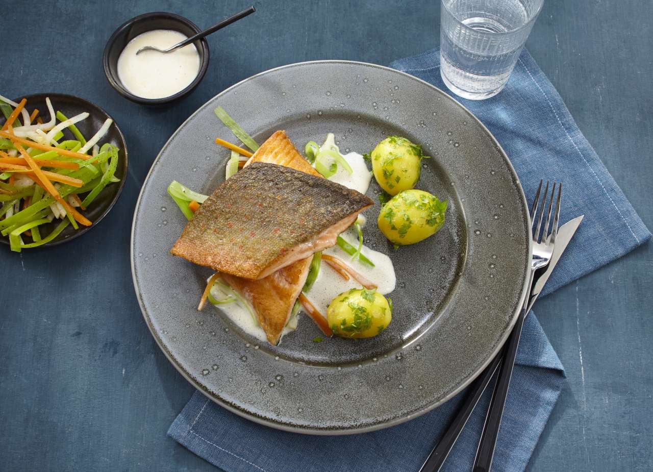 Rezept: Saibling mit Champagnersauce & Wurzelgemüse