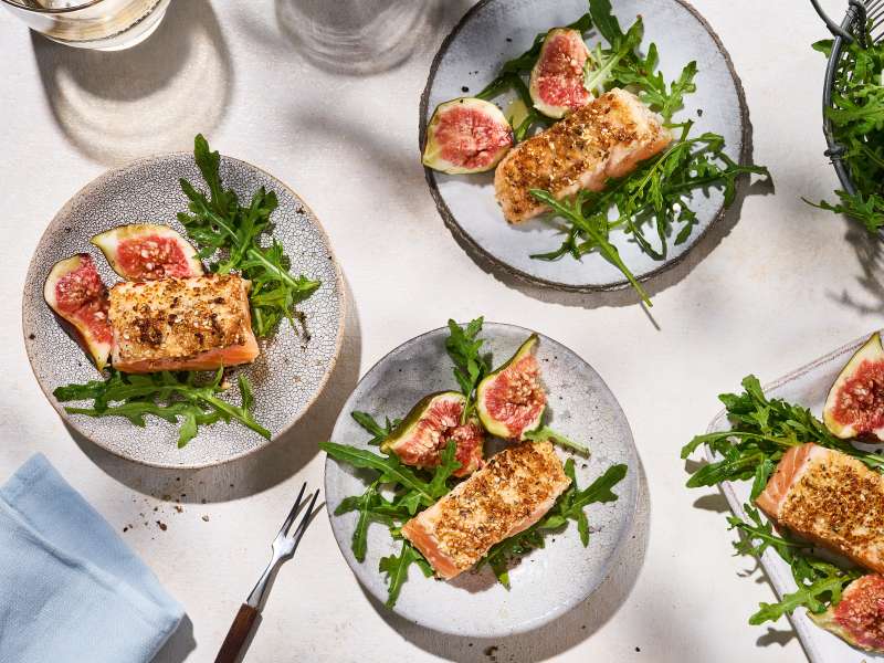 Sesam-Lachs mit Feigen und Rucola