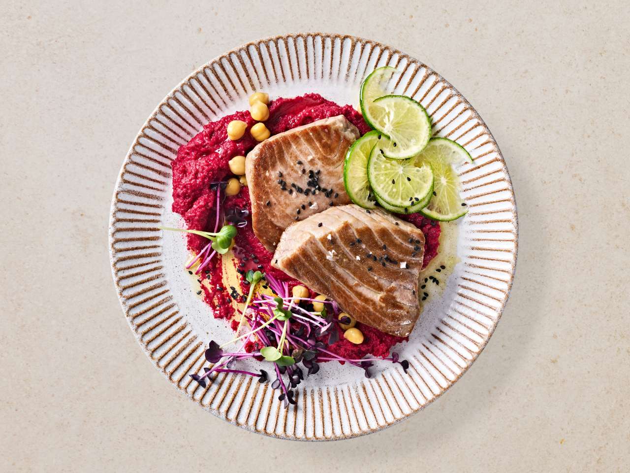 Rezept: Thunfischmedaillons auf Rote-Bete-Hummus