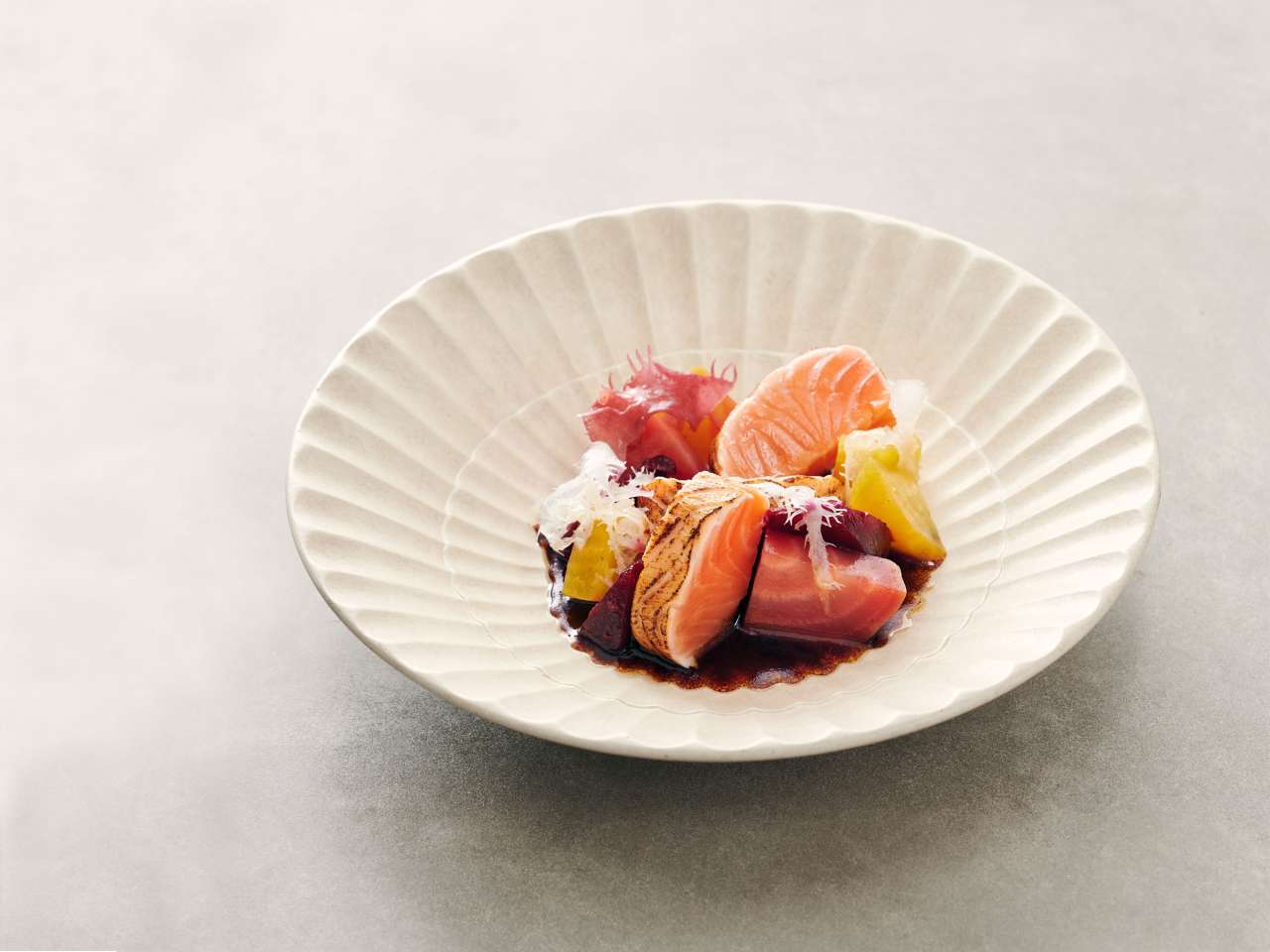 Rezept: Geflämmtes Lachsfilet auf bunter Bete