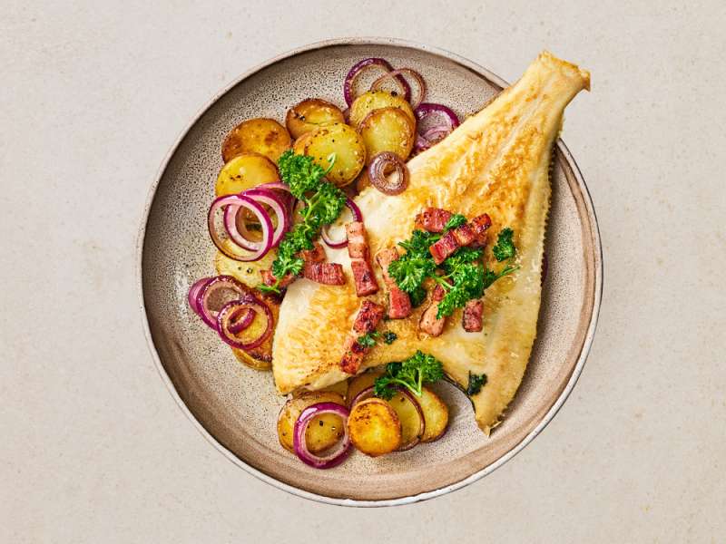 Scholle mit Speck und Lyoner Bratkartoffeln Scholle mit Speck und Lyoner Bratkartoffeln