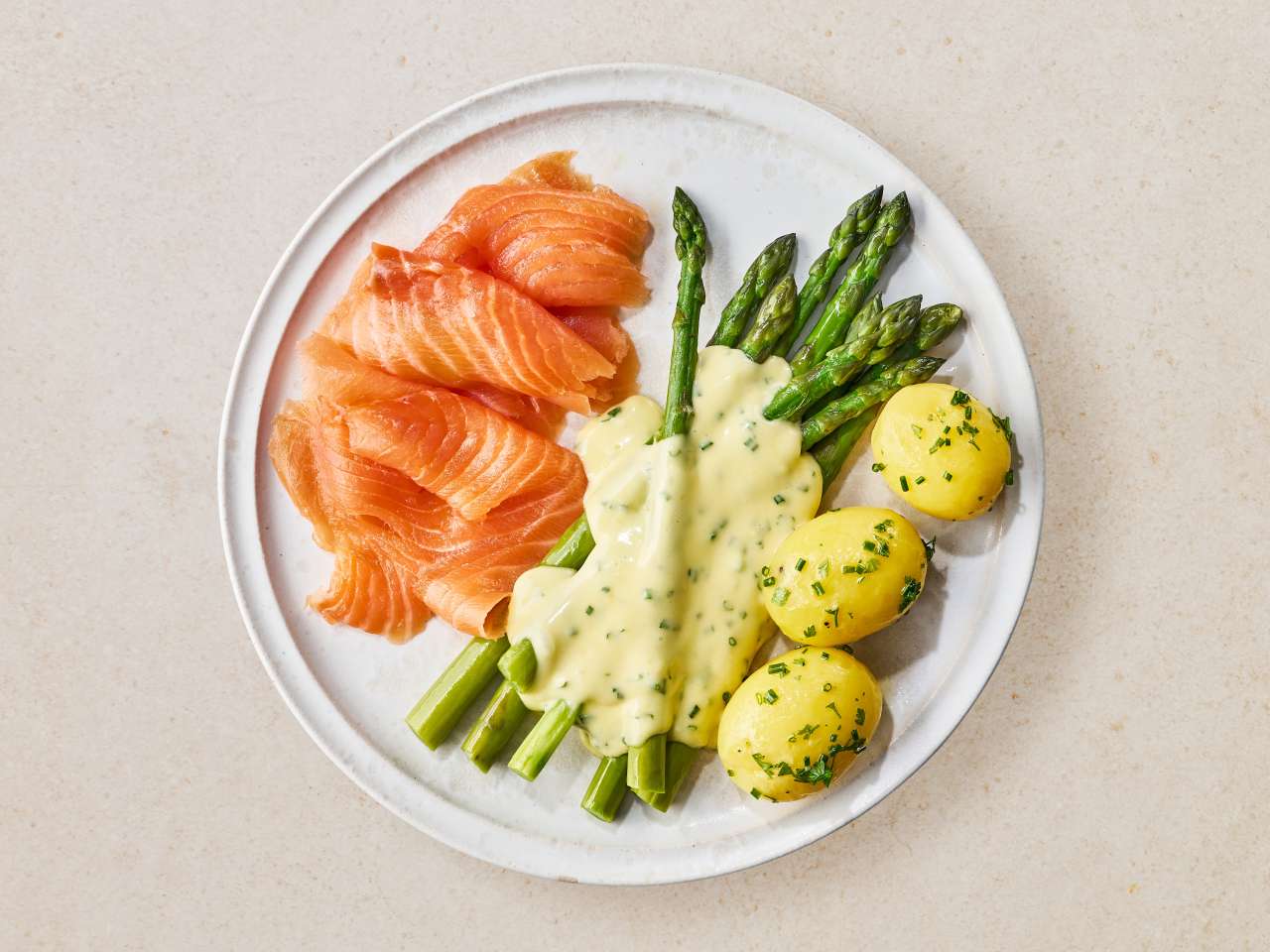 Spargel mit Räucherlachs und Zitronen-Hollandaise Spargel mit Räucherlachs und Zitronen-Hollandaise