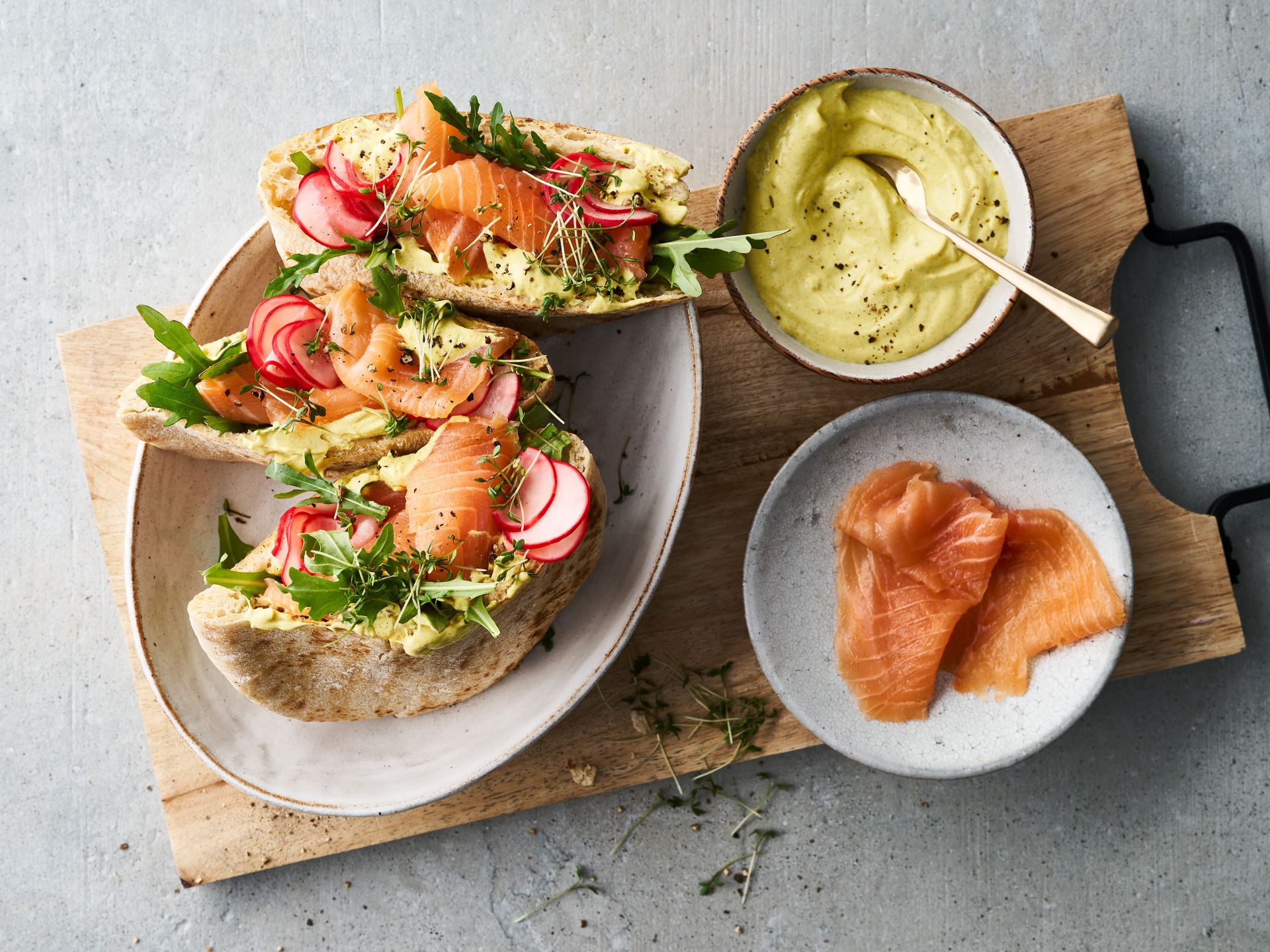 Räucherlachs-Pita mit Curryschmand