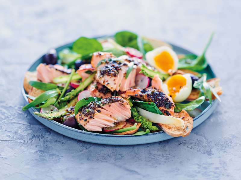 Pulled Lachs auf Brotsalat