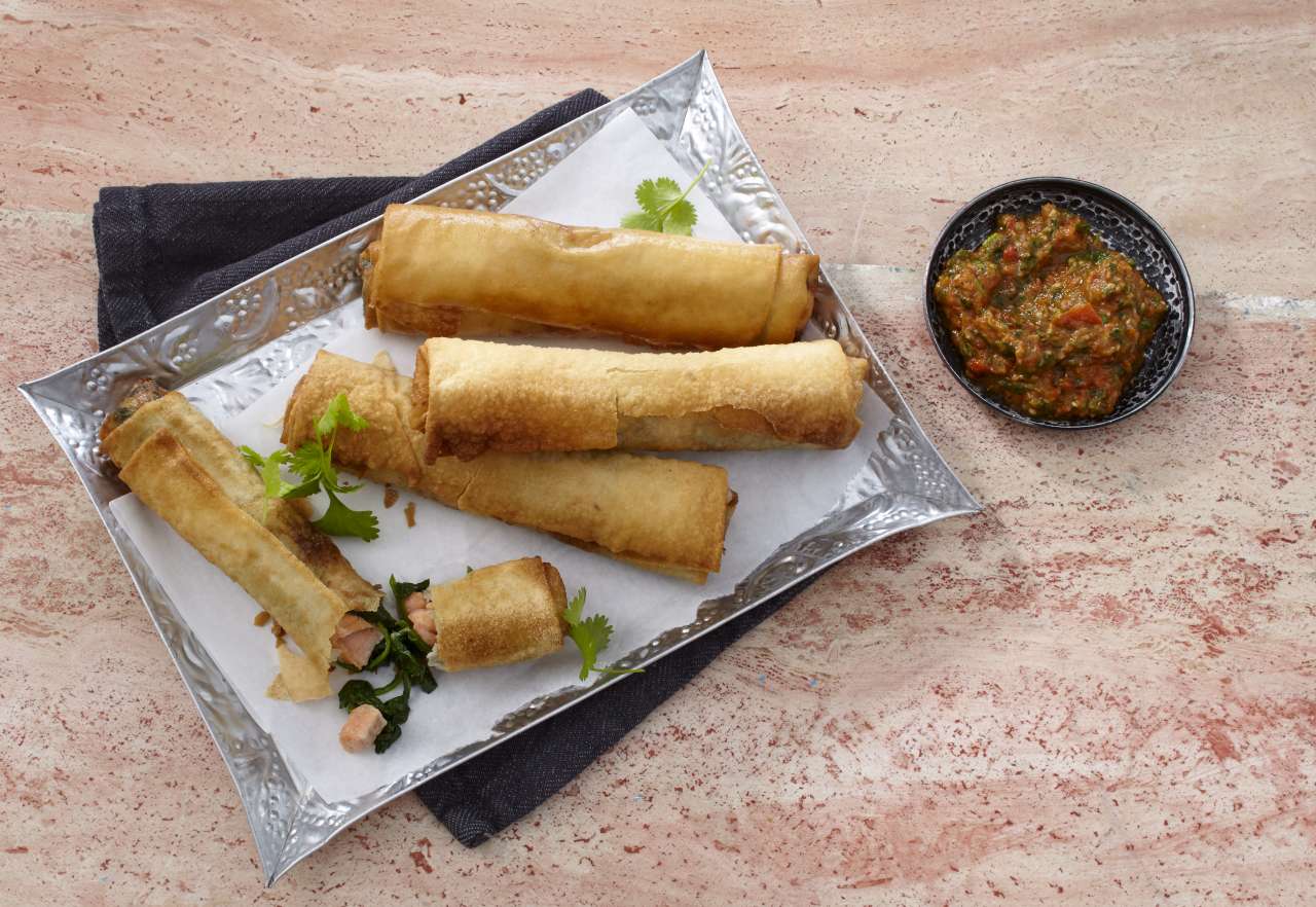 Rezept: Lachszigarren mit Auberginen-Paprikadip