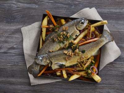 Ofenforelle auf Wurzelgemüse Ofenforelle auf Wurzelgemüse