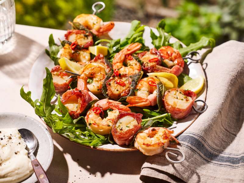 Jakobsmuschel-Saltimbocca mit Garnelen am Spieß