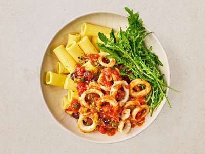 Tintenfischringe in Tomaten-Olivensugo