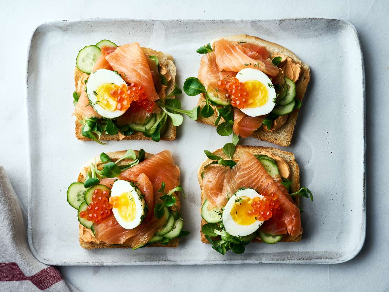 Räucherlachs-Toast mit Kräuterei und Lachskaviar Räucherlachs-Toast mit Kräuterei und Lachskaviar