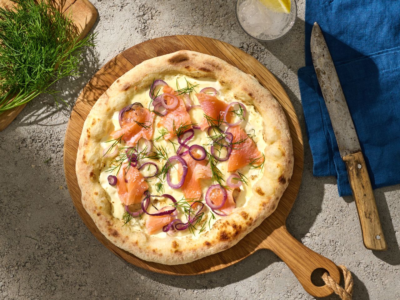 Freda Steinofen Pizza »Smoky Salmon« mit Räucherlachs & Honig-Dill-Topping