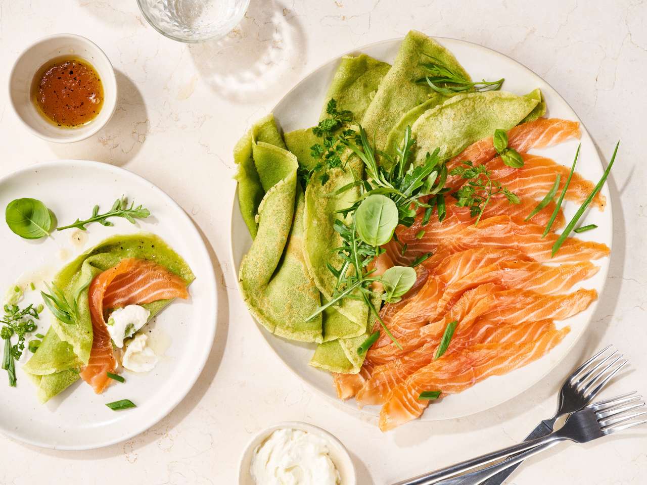 Graved Lachs mit Kräutercrêpes Graved Lachs mit Kräutercrêpes