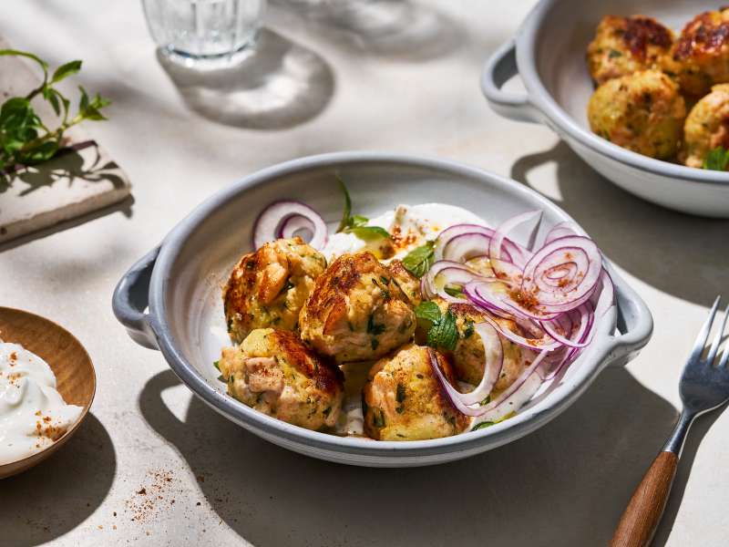 Lachs-Köfte mit Minzjoghurt Lachs-Köfte mit Minzjoghurt