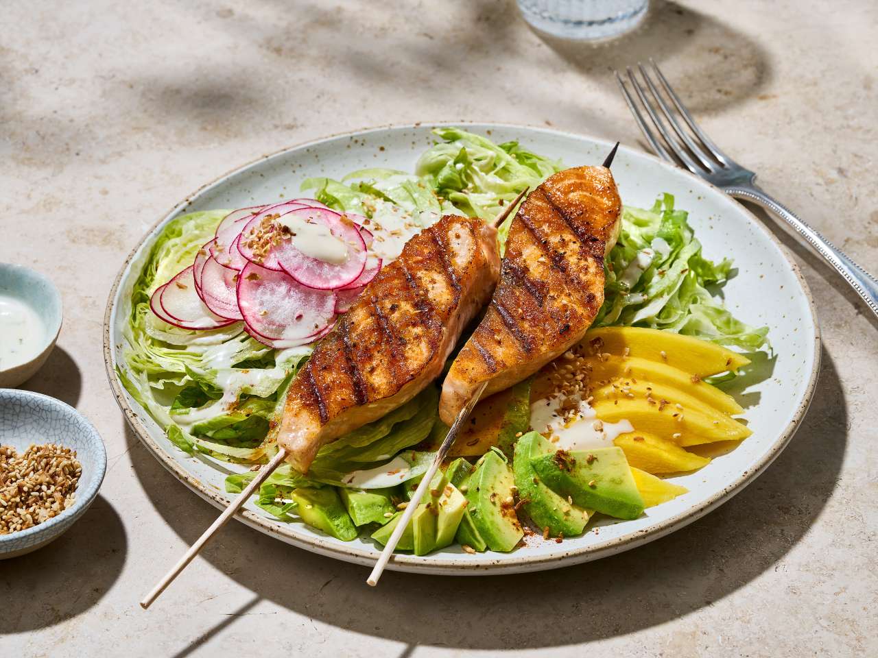 Rezept: Lachsspieße auf Mango-Avocado-Salat Rezept: Lachsspieße auf Mango-Avocado-Salat