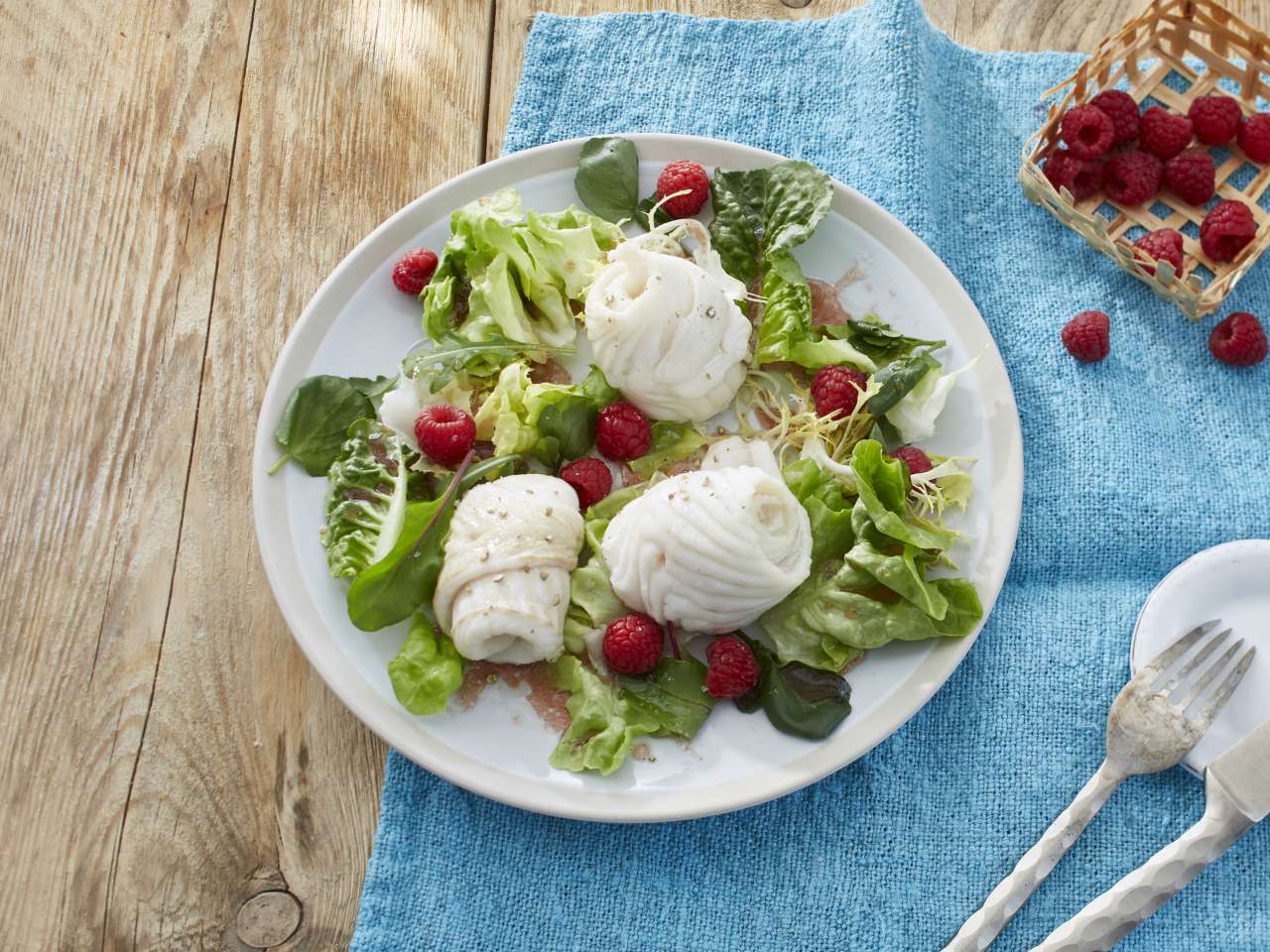 Rezept: Schollenröllchen auf Sommersalat